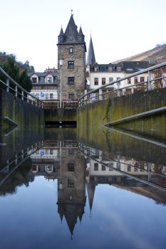 Hochwasser 2012/2013 - die Unterfhrung unter der B9 steht voller Wasser und läßt einen interessanten Blick auf den Marktturm der Stadtmauerbefestigung zu
